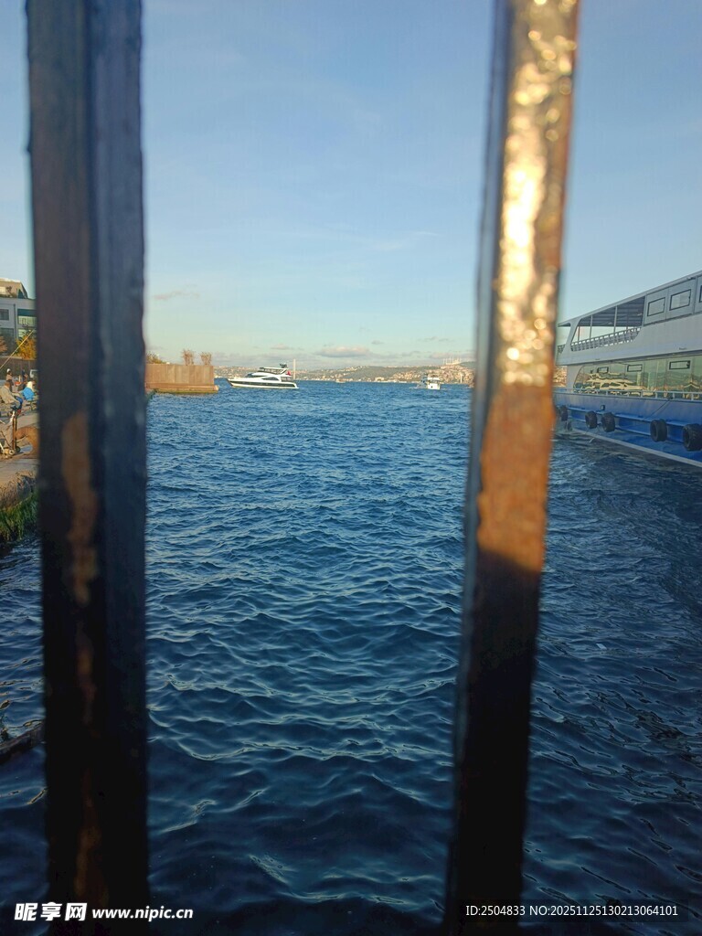 透过栏杆看蓝色海面