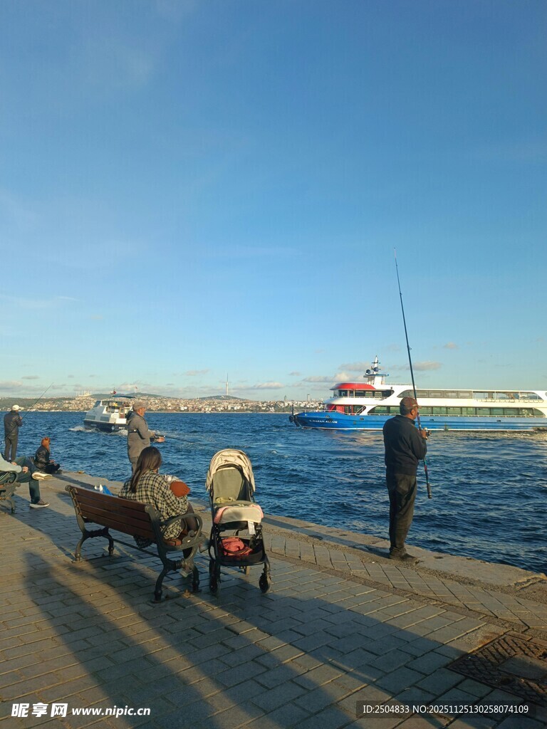 海滨垂钓者的悠闲时光