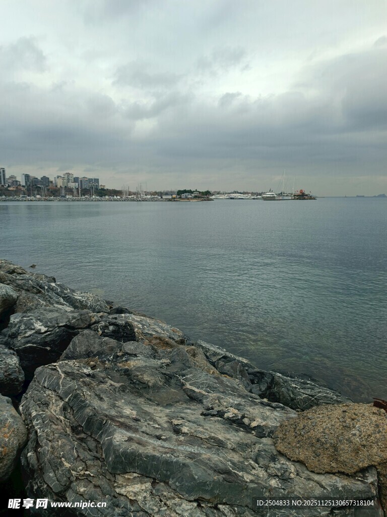 海边岩石与辽阔水域景观