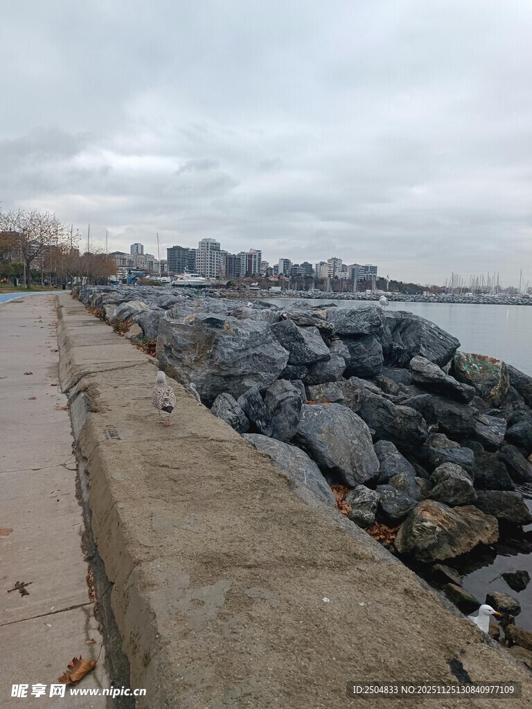 海边防波堤与 沉天空