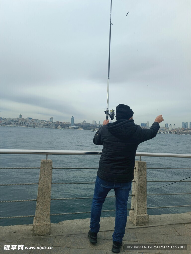 男子海边惬意放飞风筝