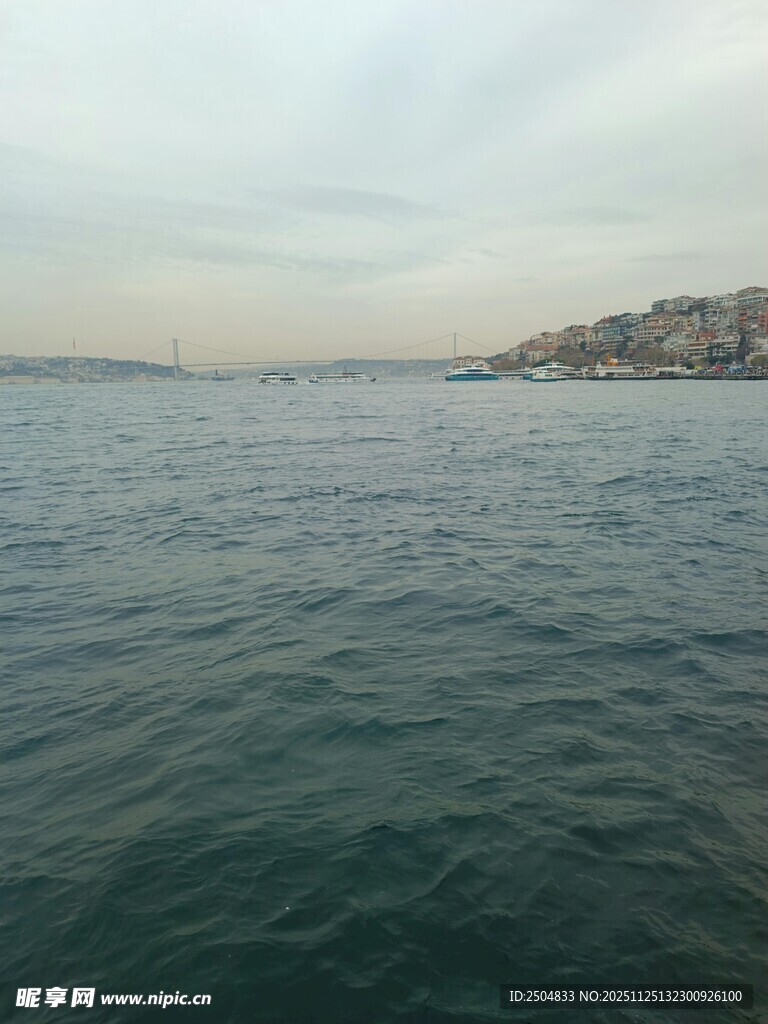 海上景致 远处可见陆地