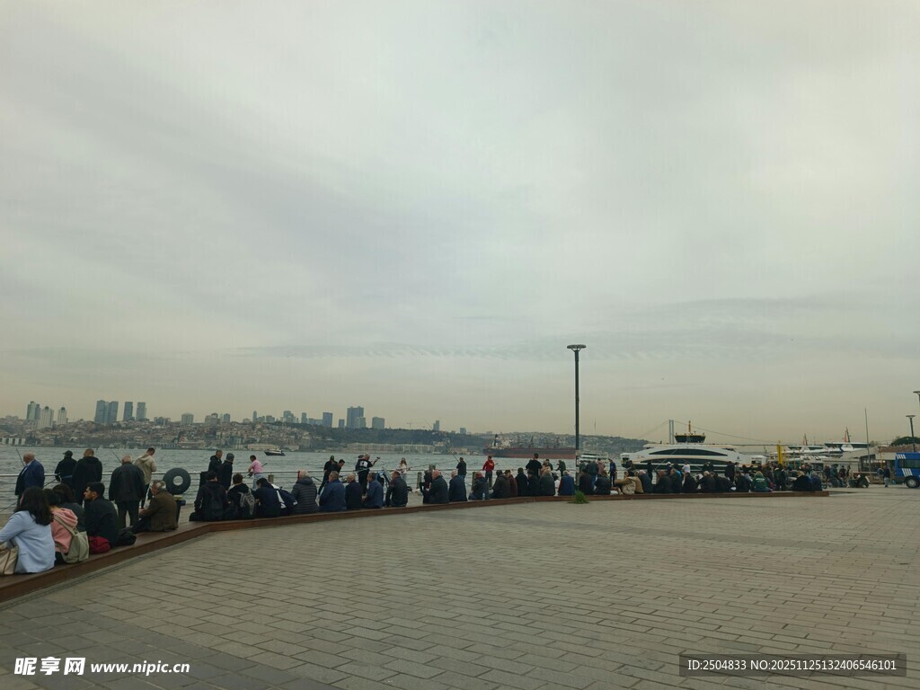 海边人群聚集的开阔场景