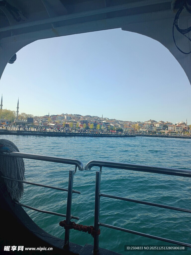 乘船赏海上城市风光