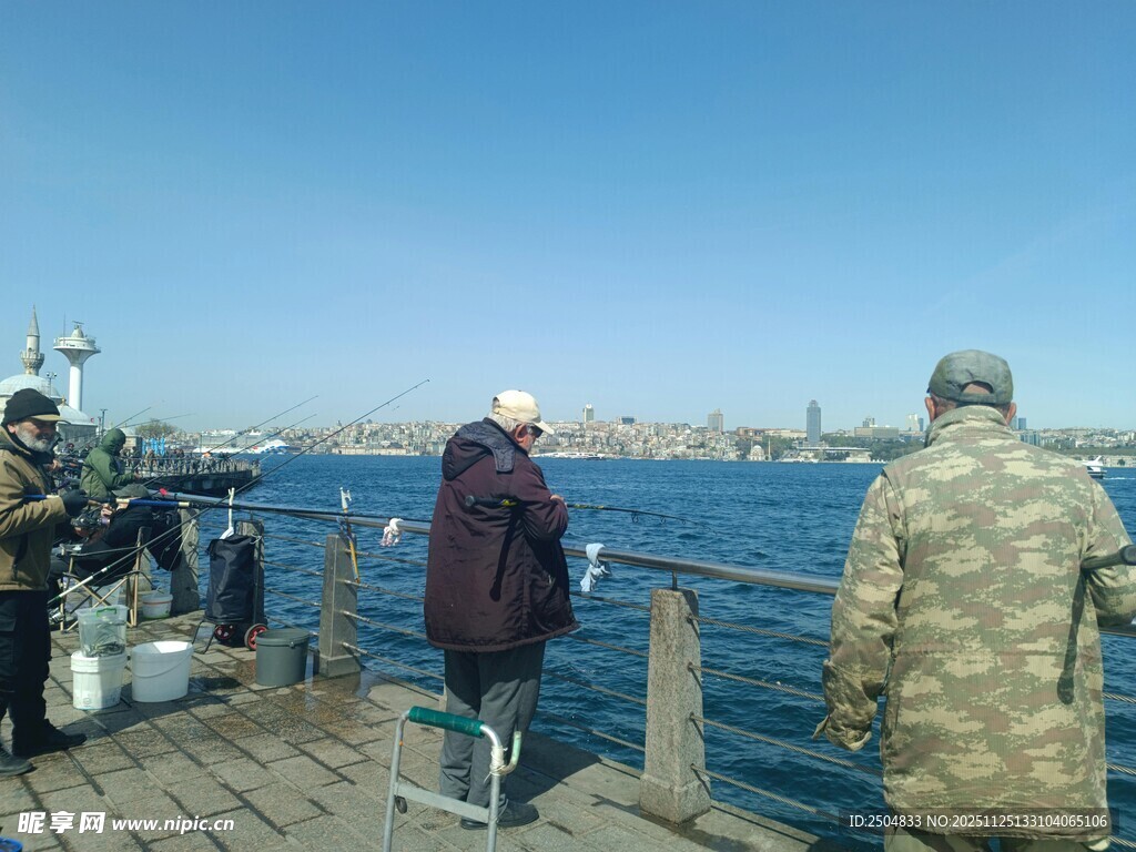 甲板上的人们眺望蓝色大海