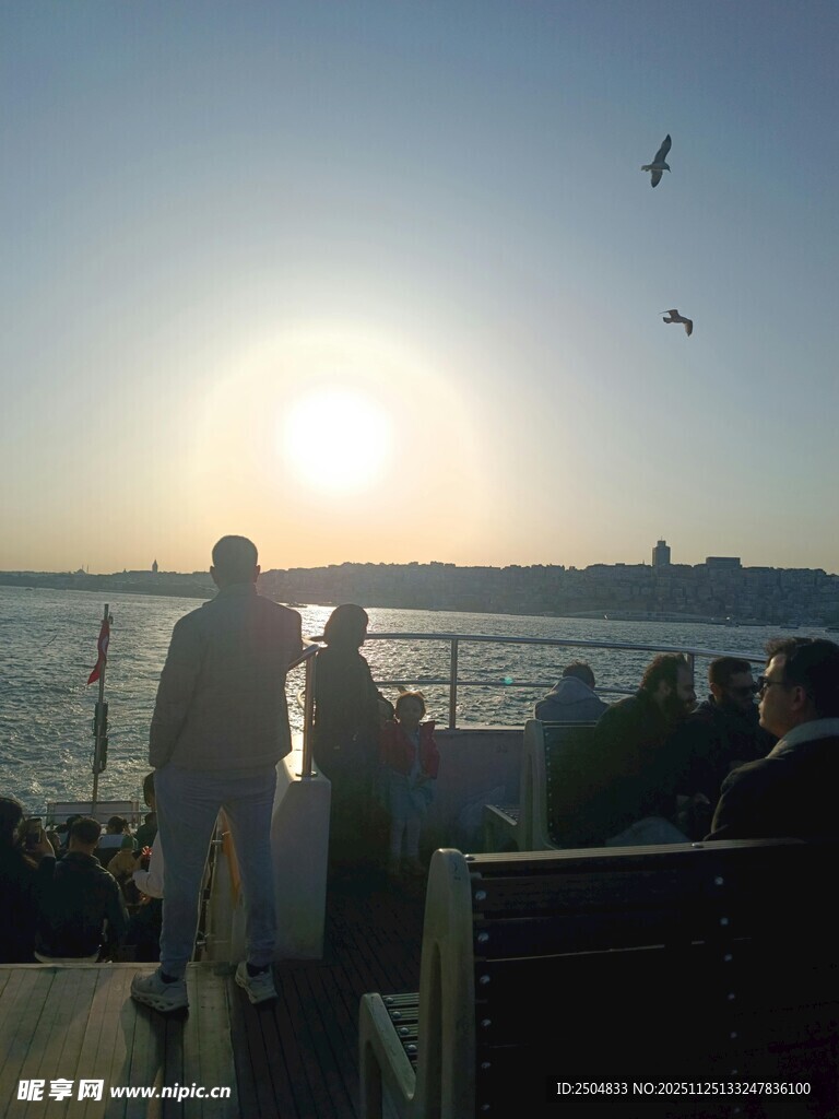 夕阳下海边的温馨人群