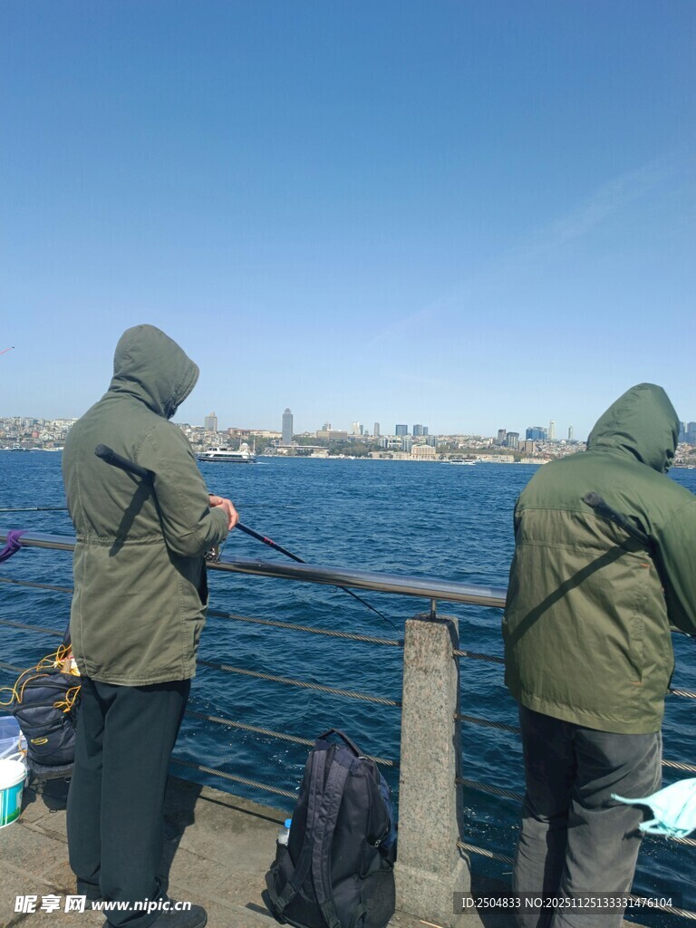 两人码头观海背影