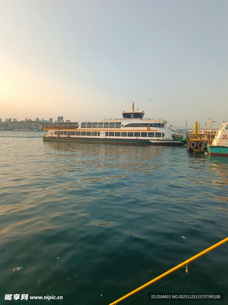 海上船只停泊景象