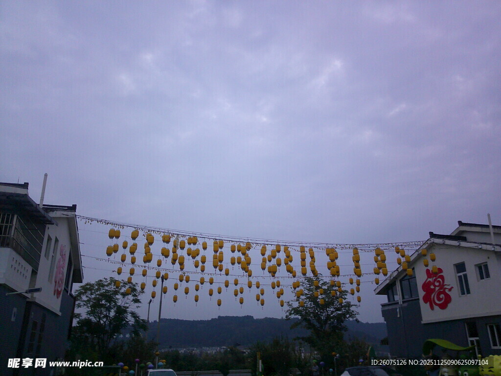 户外悬挂的金色装饰灯笼