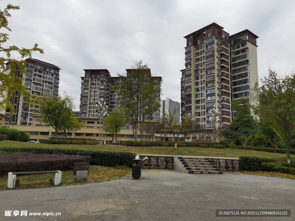 城市河畔旁的高层住宅区