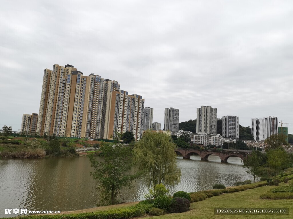 河畔城市景观高楼林立