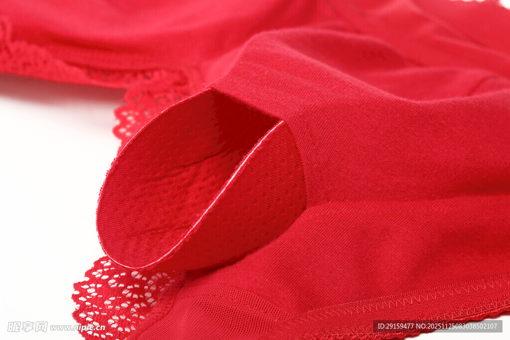 红色蕾丝边女士内衣特写
