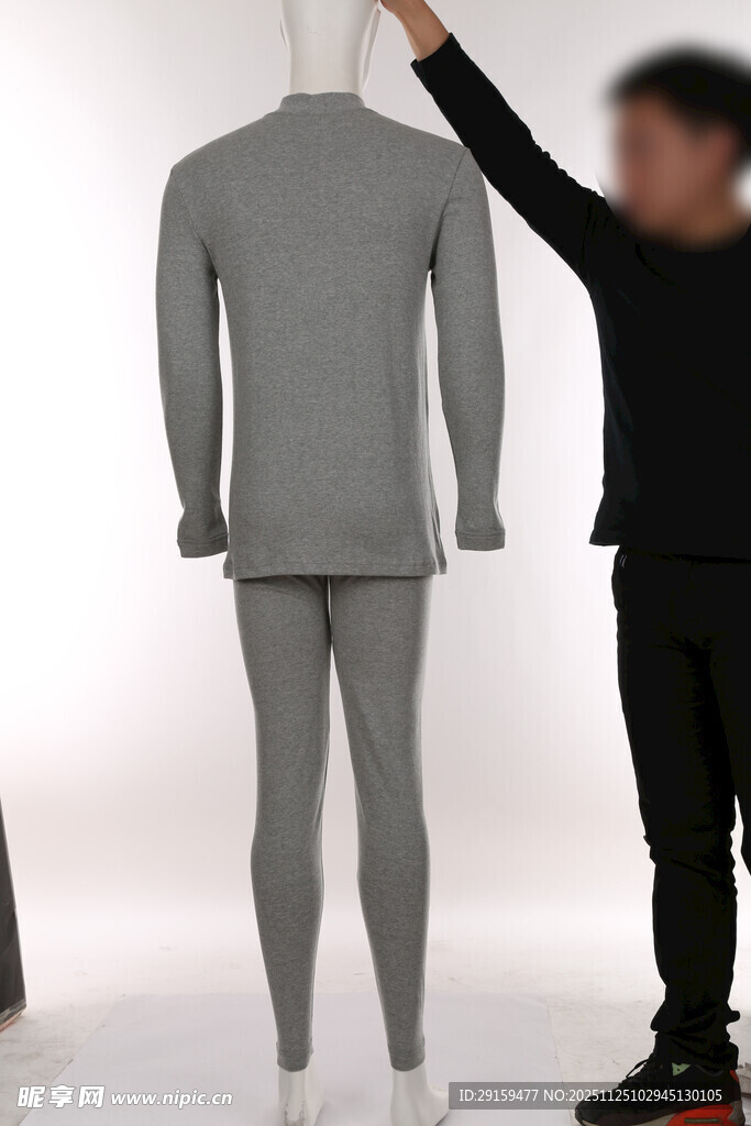 男士为模特调整西装造型