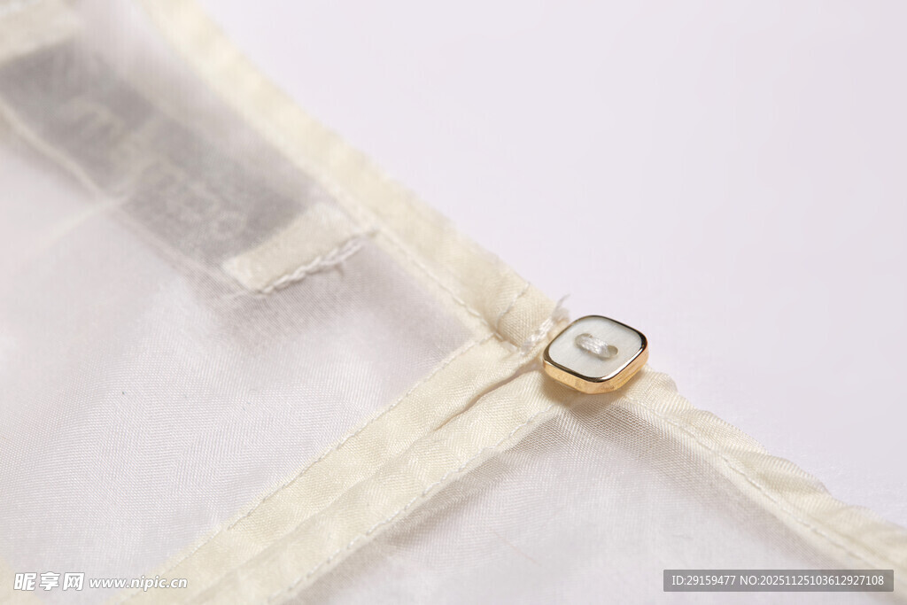 精致珍珠装饰白色丝带