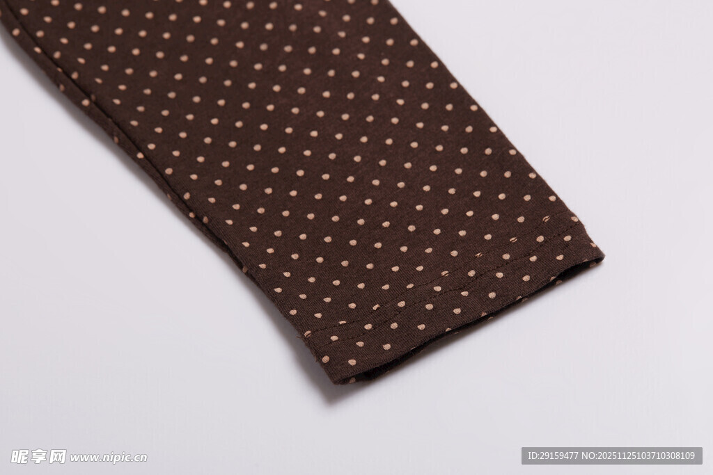 棕色波点领带特写