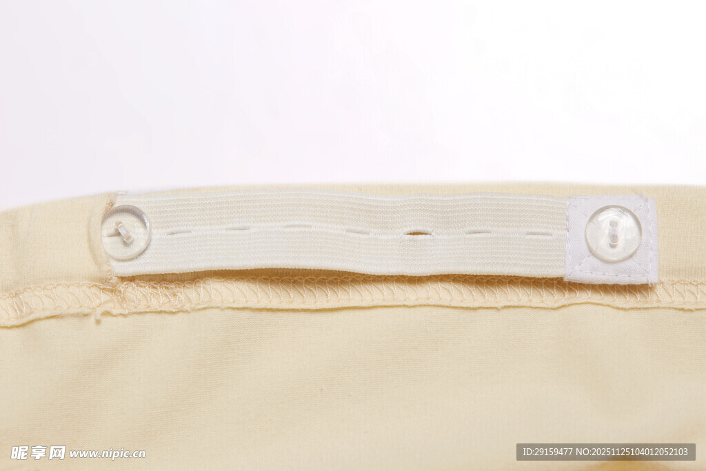 米色衣物上的白色扣件细节