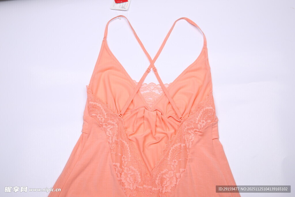 粉色交叉吊带连衣裙展示