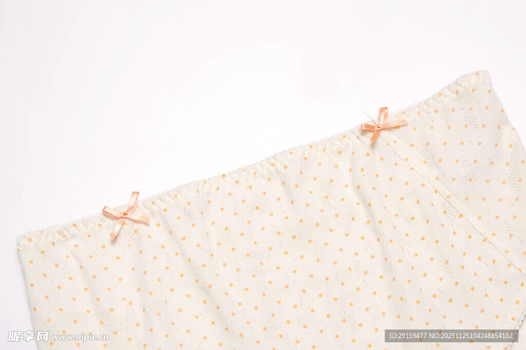 米白色带花布料与蝴蝶结