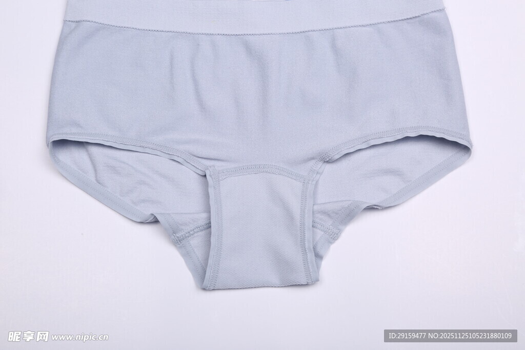 浅灰色男士三角内裤