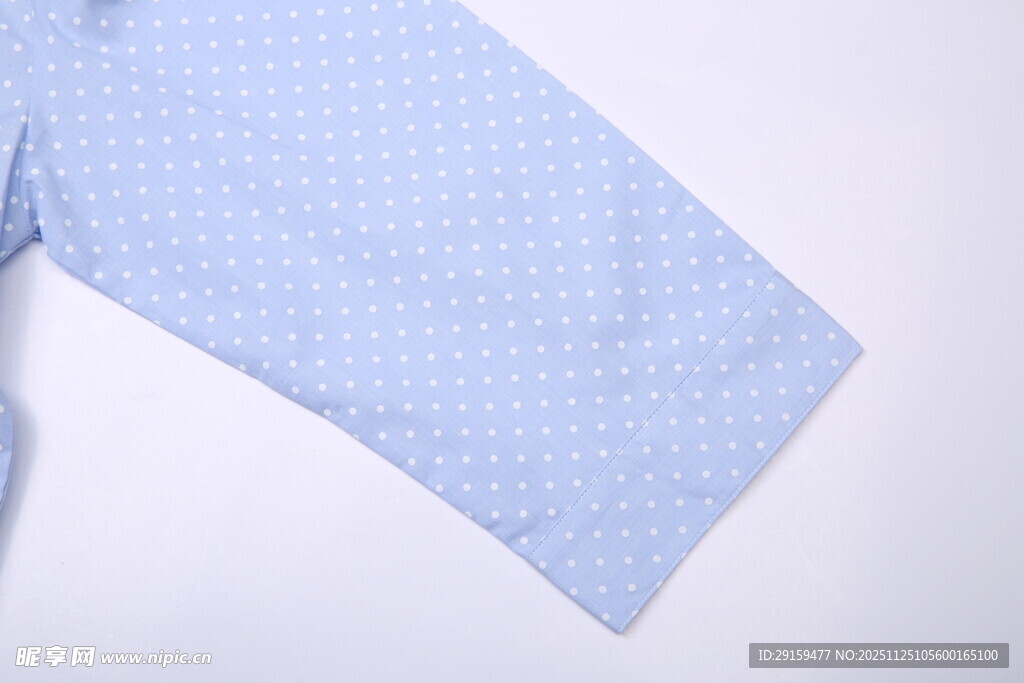 浅蓝色带点纹衬衫衣袖