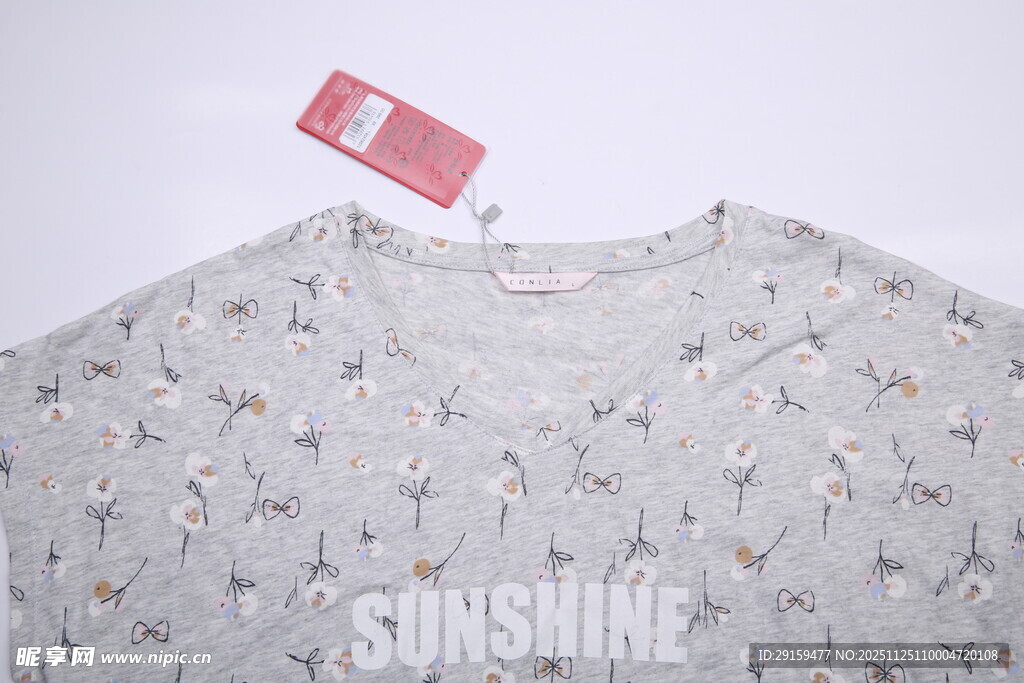 浅灰色印花短袖T恤