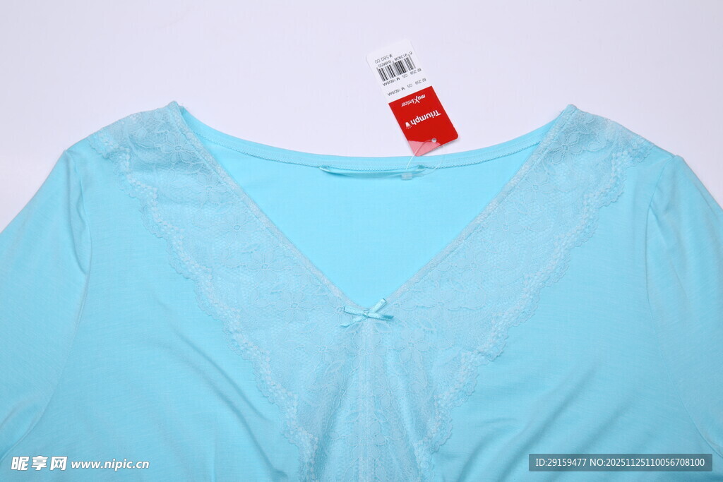 浅蓝色V领上衣展示