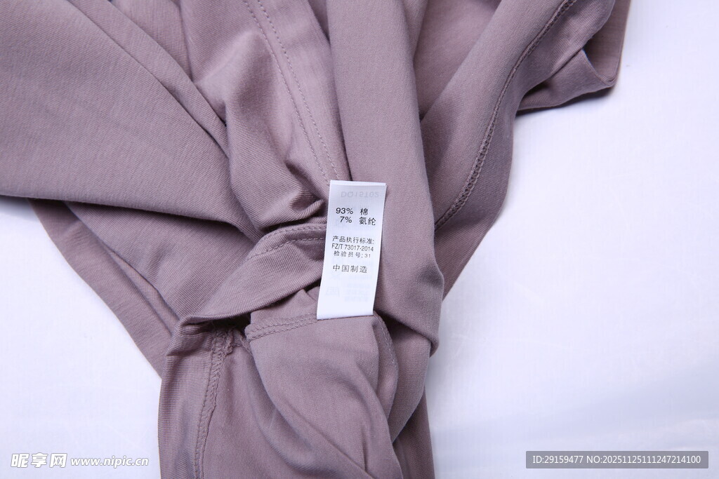 浅紫色衣物细节特写