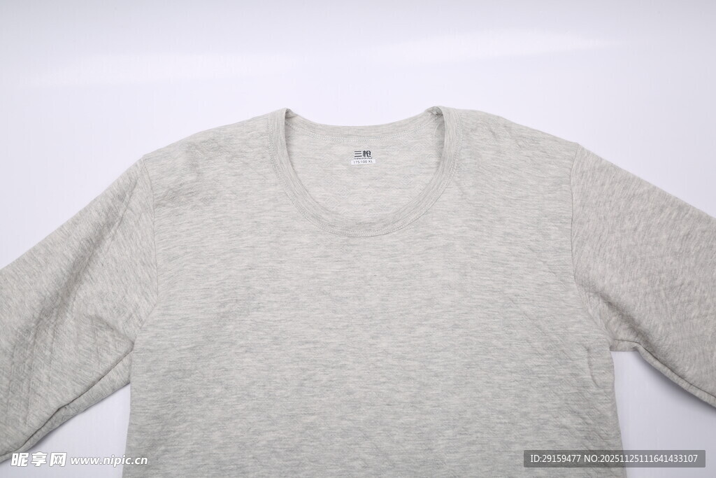 浅灰色针织短袖上衣