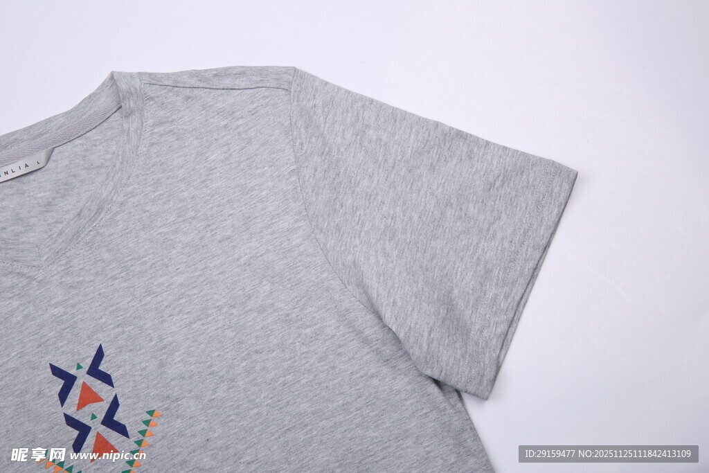 灰色短袖T恤上的标志