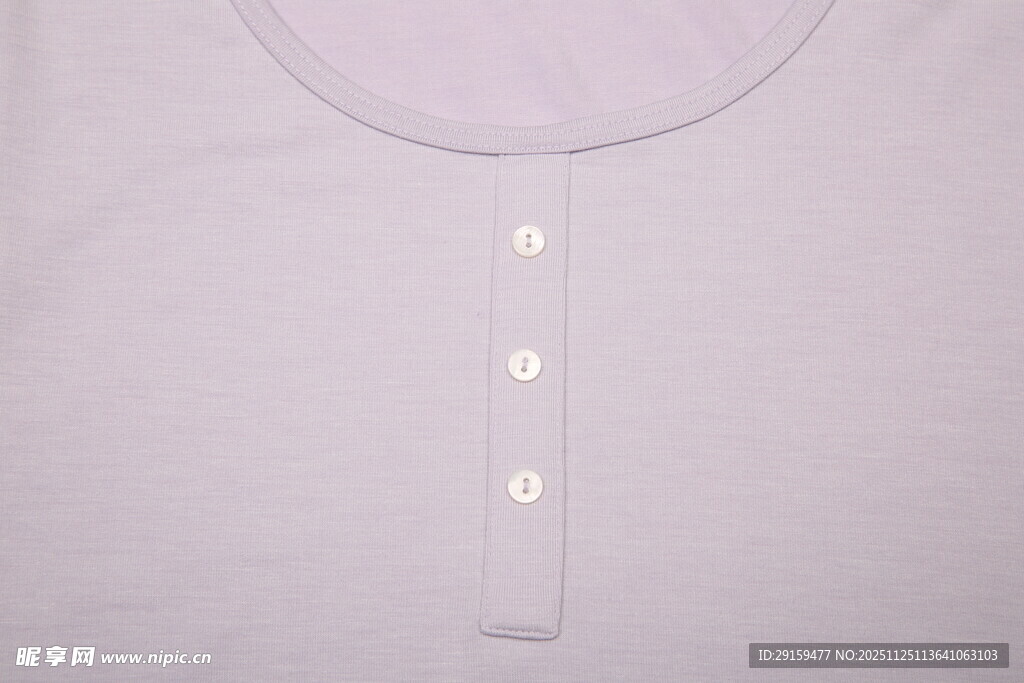 浅紫色亨利领上衣细节