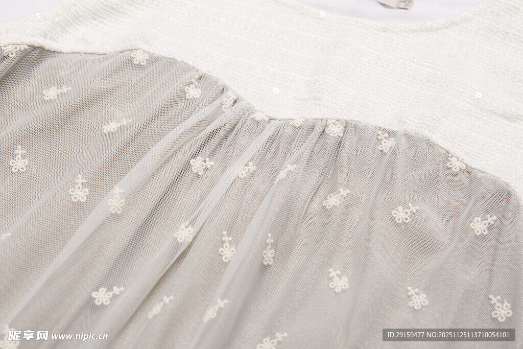 浅灰碎花女童裙摆