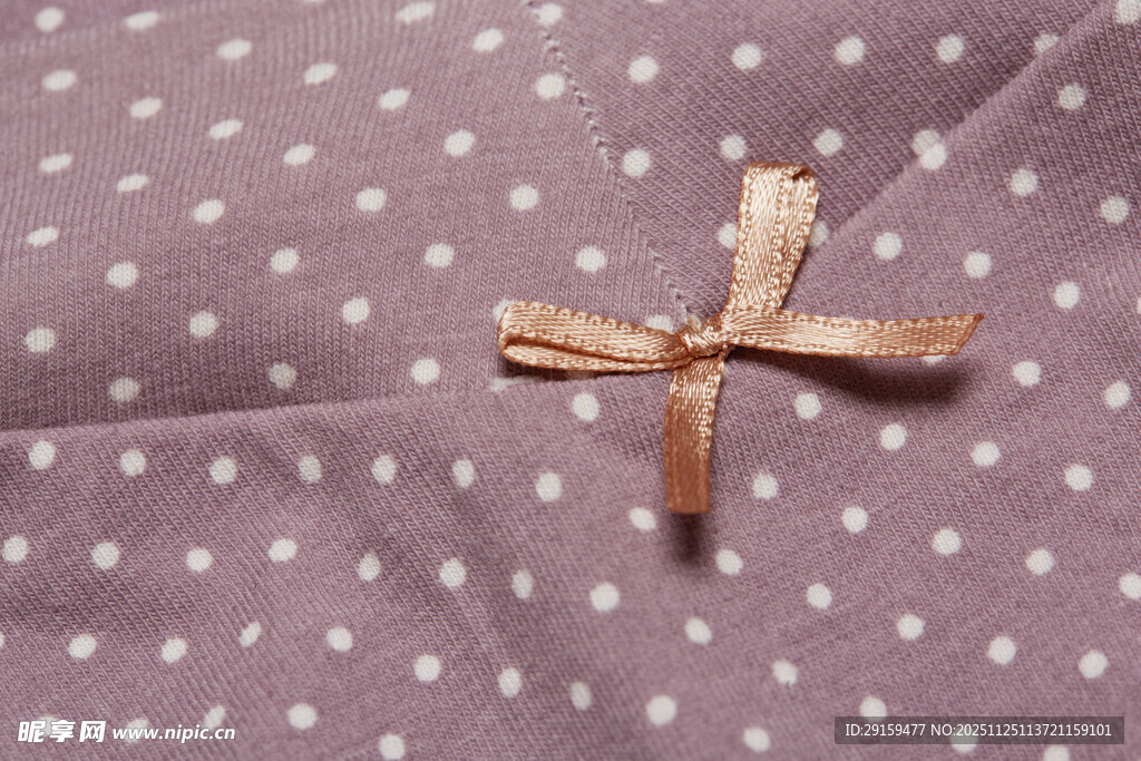 波点布料上的金色蝴蝶结