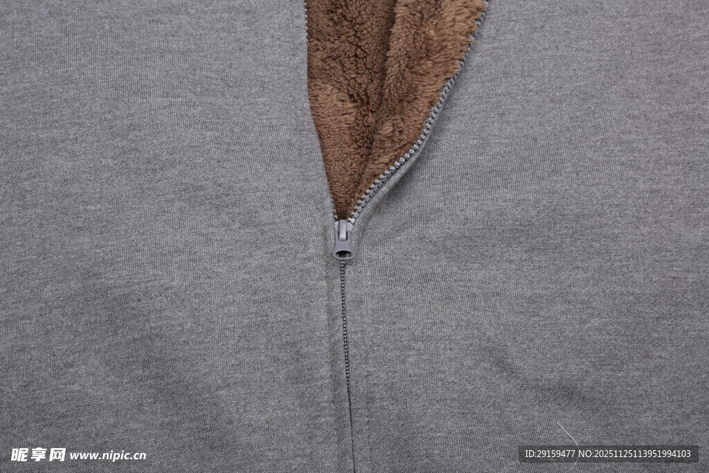 灰色衣物拉链处毛绒细节