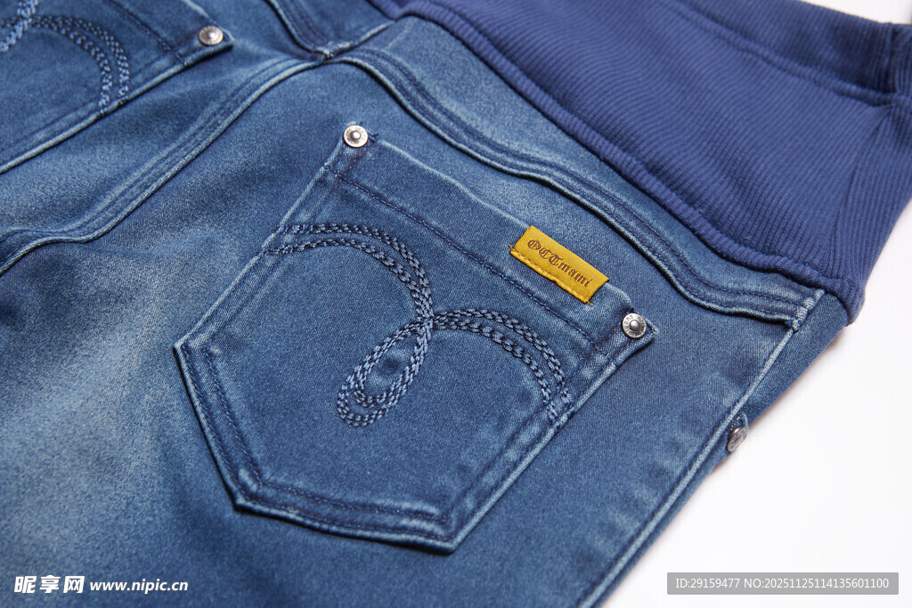 蓝色牛仔裤后口袋特写