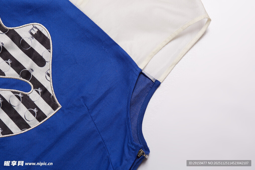 蓝白条纹拼接时尚衣物