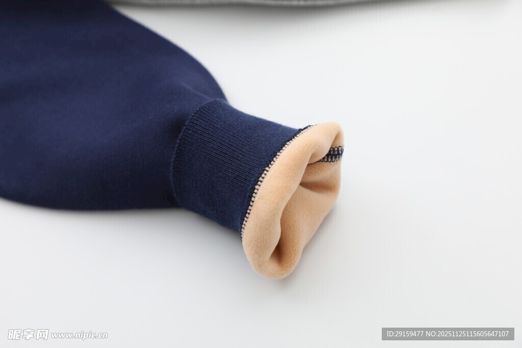 深蓝色袖套特写