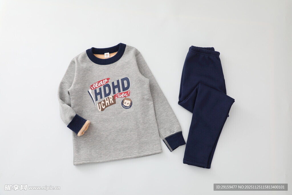 儿童灰色卫衣配深蓝长裤