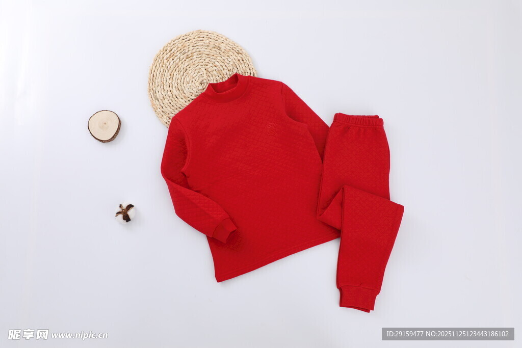 红色毛衣搭配帽子饰品