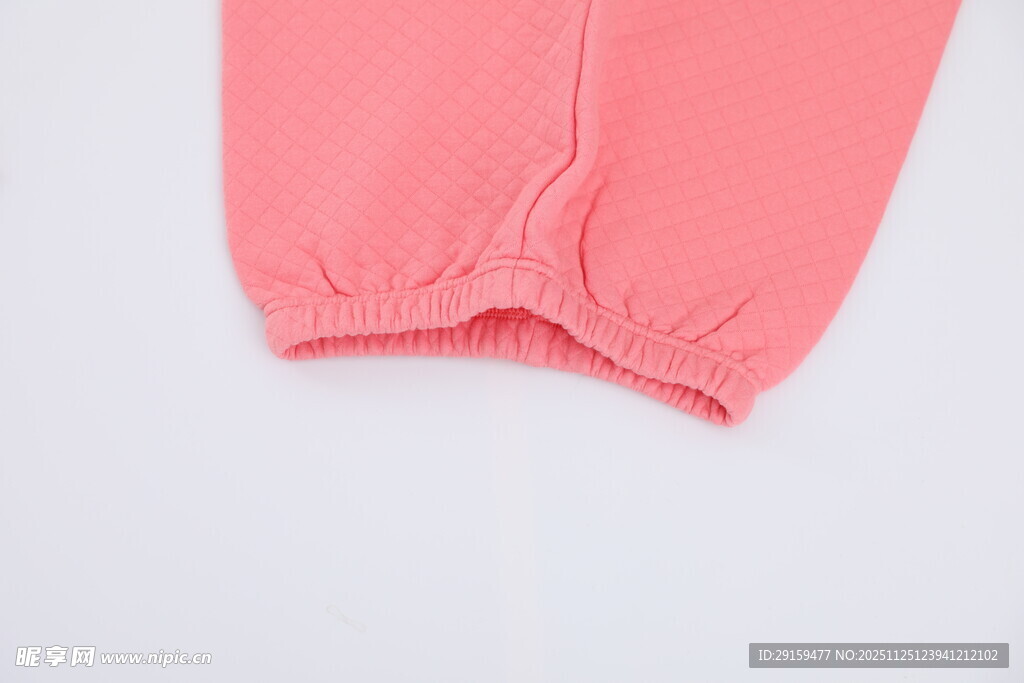 粉色儿童裤脚细节特写