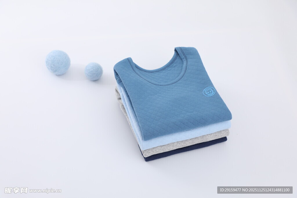 叠放的蓝色衣物与配饰