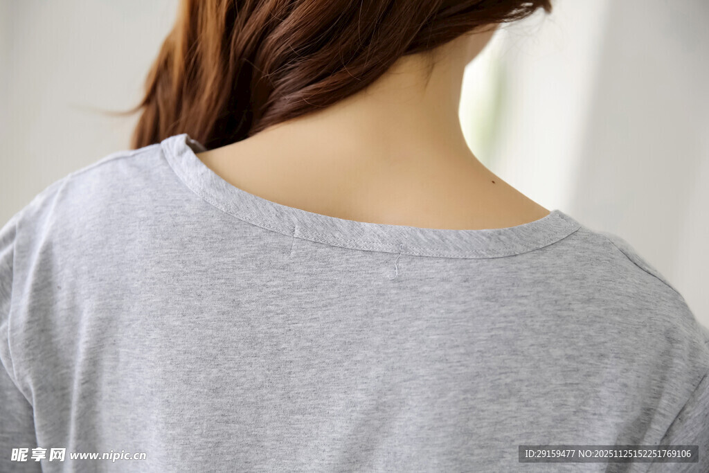 女士灰色T恤背影