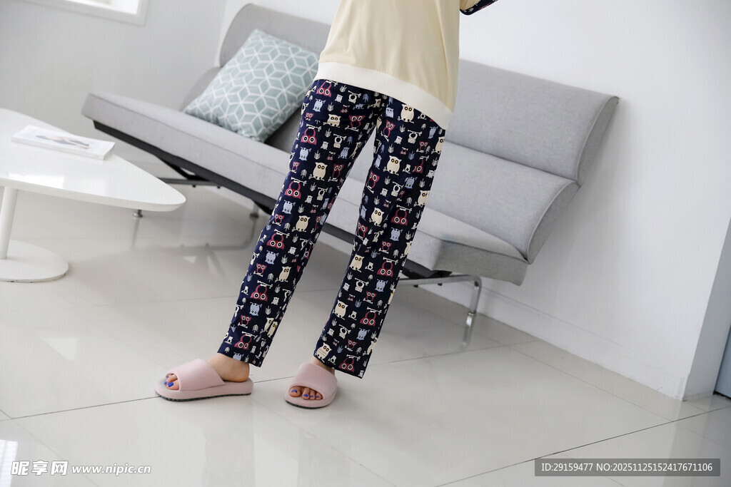 女士碎花家居裤与拖鞋穿搭