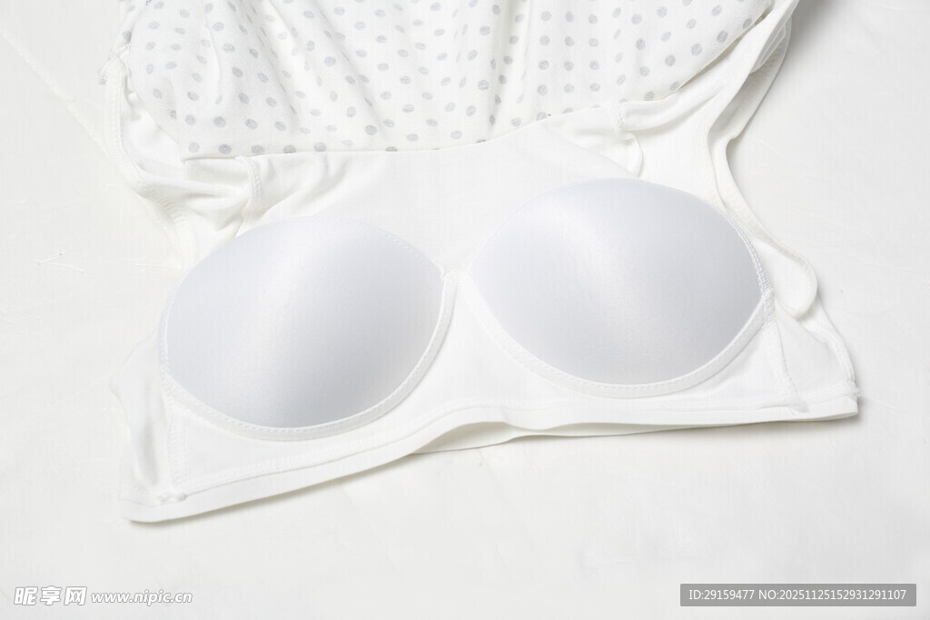 白色隐形文胸特写