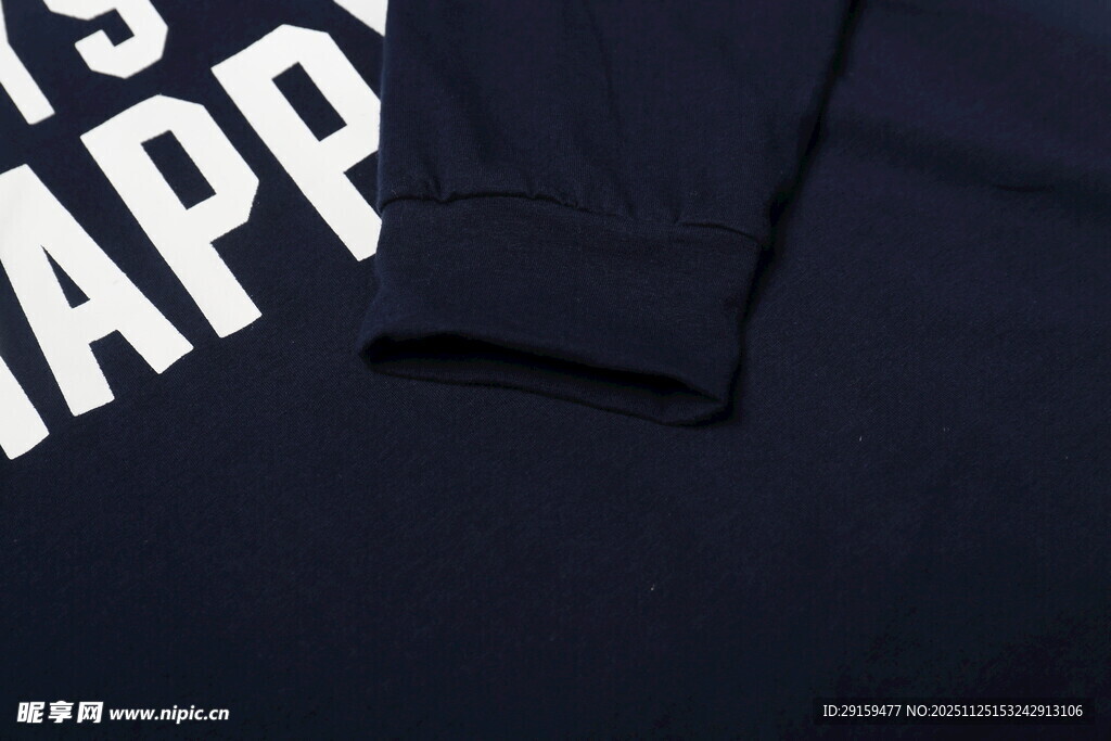 黑色衣物上的白色字母印花