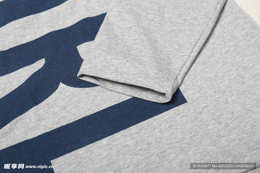 条纹拼接灰色布料细节