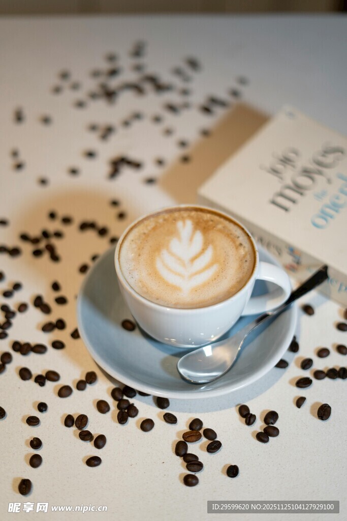 精致拉花咖啡与书籍相伴