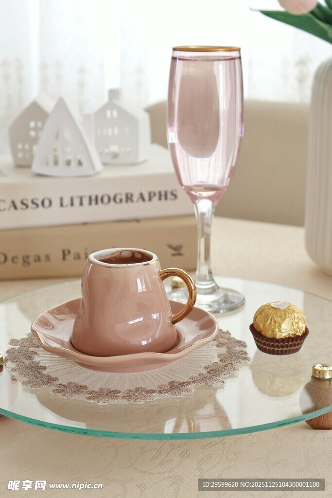 粉色精致咖啡杯与酒杯摆件