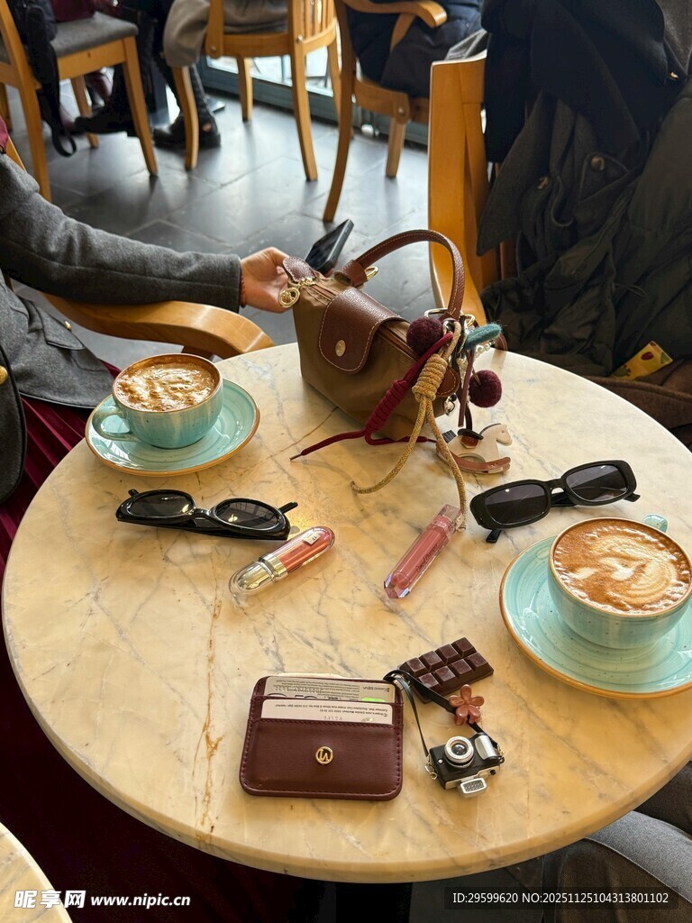 复古风咖啡桌物品陈列