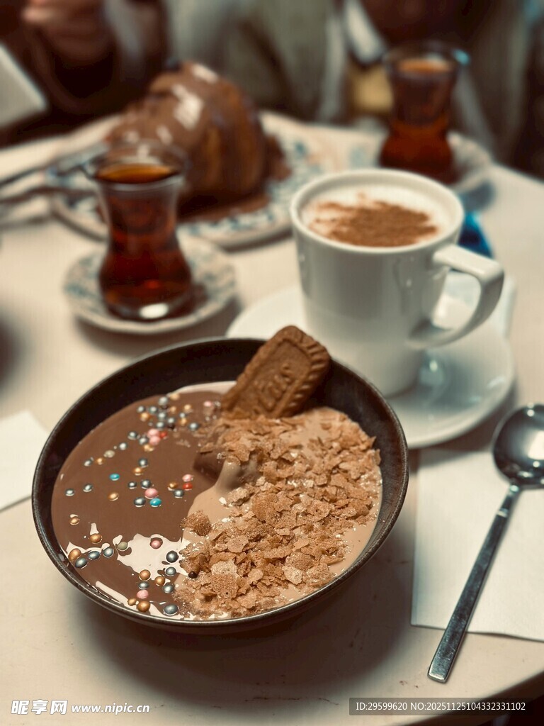 美味巧克力燕麦早餐场景