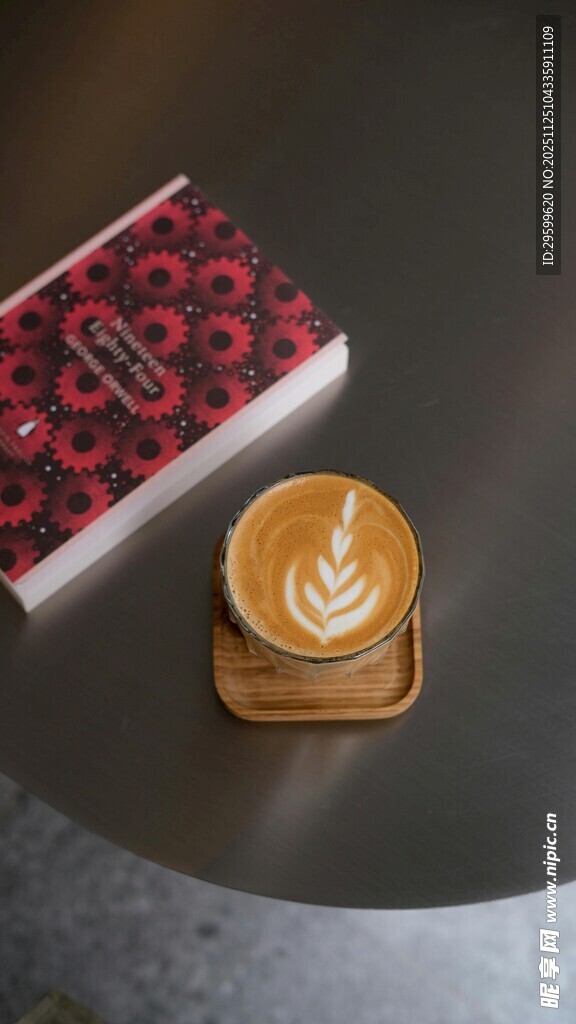 精致咖啡搭配时尚书籍